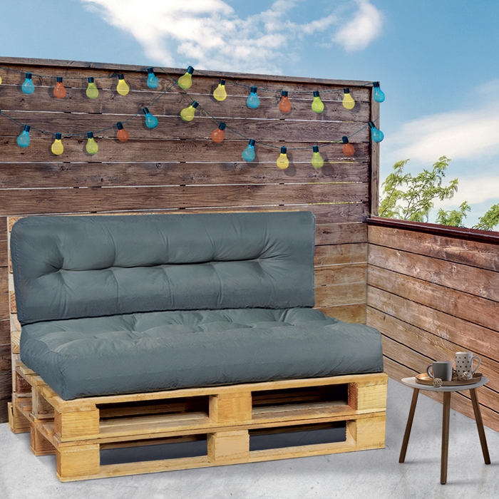 décoration balcon terrasse bois cloture guirlande lumineuse lot coussins canapé palettes assise et dossier gris anthracite diy salon de jardin