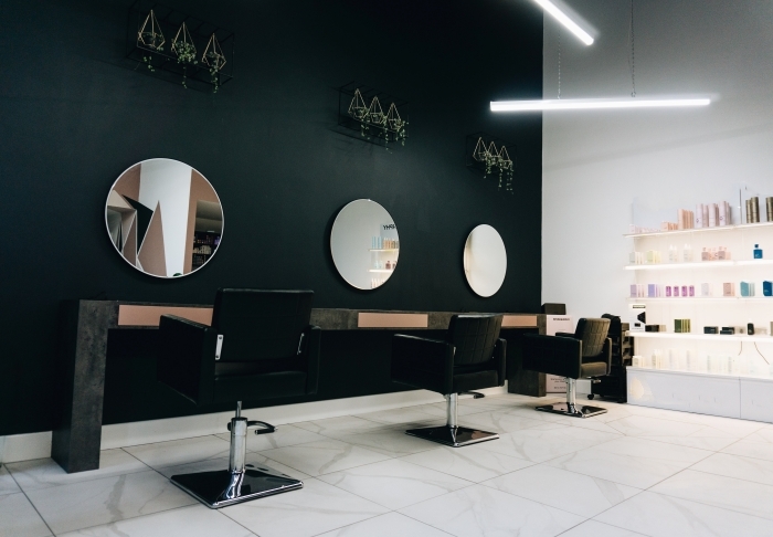 décoration intérieure design salon de coiffure style moderne mur accent relaxation plante éclairage
