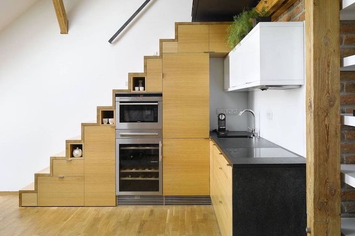 elecromenager inox et placard sous escalier bois cuisine bois et noir minimaliste