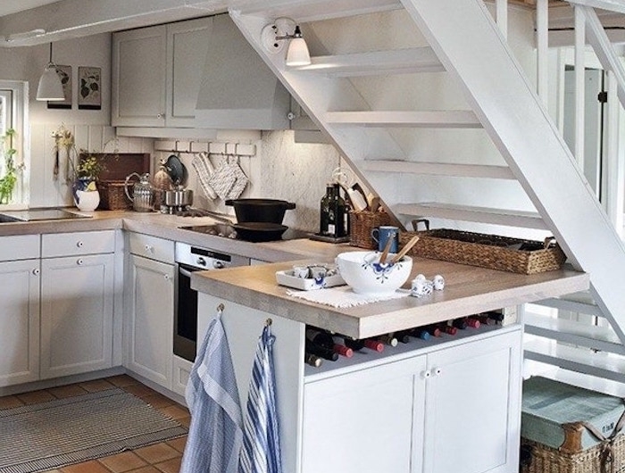 exemple de deco campagne chic avec cuisine en g blanche plan de travail gris carrelage grès cérame escalier blanc