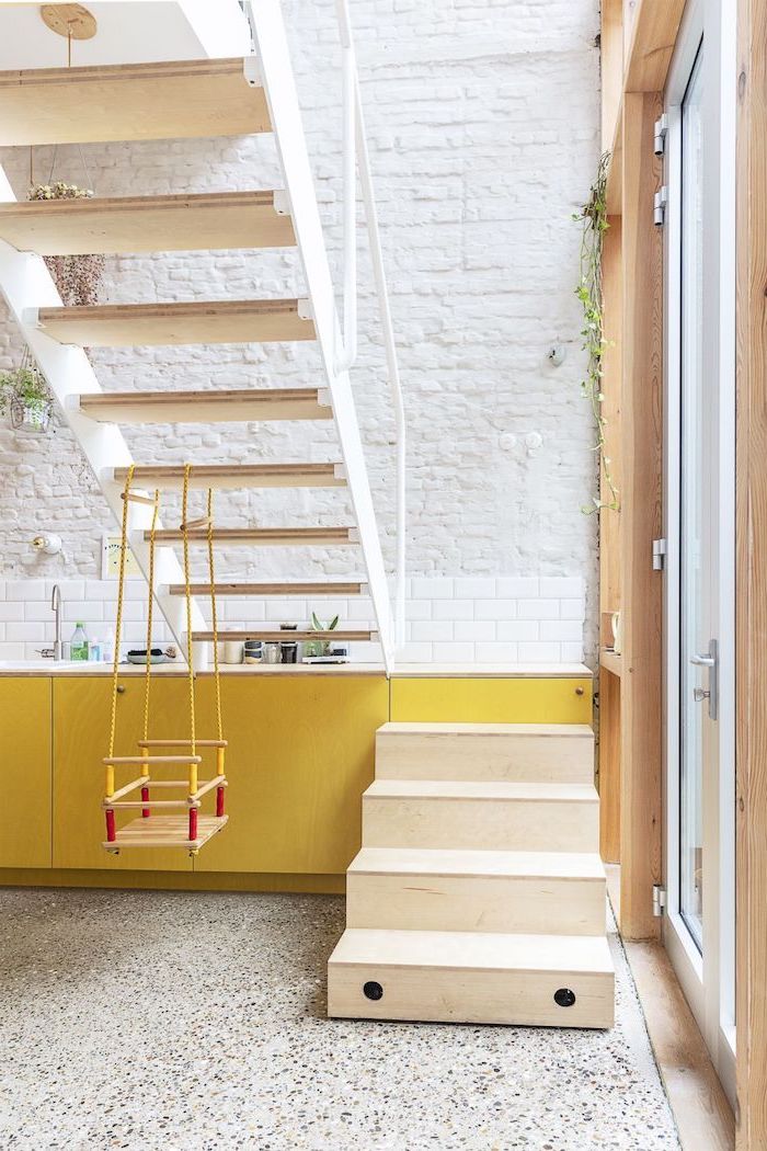 exemple escalier amovible dans cuisine façade jaune mur de briques blanches carrelage blanc plantes suspendues