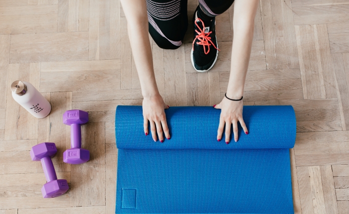 exercices de sport a la maison équipement bouteille d eau yoga mat vêtements de sport femme