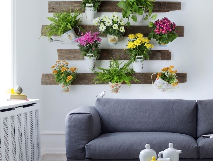 fleur murale canapé gris recyclage bois recup diy rangement planches palettes plante fleurie