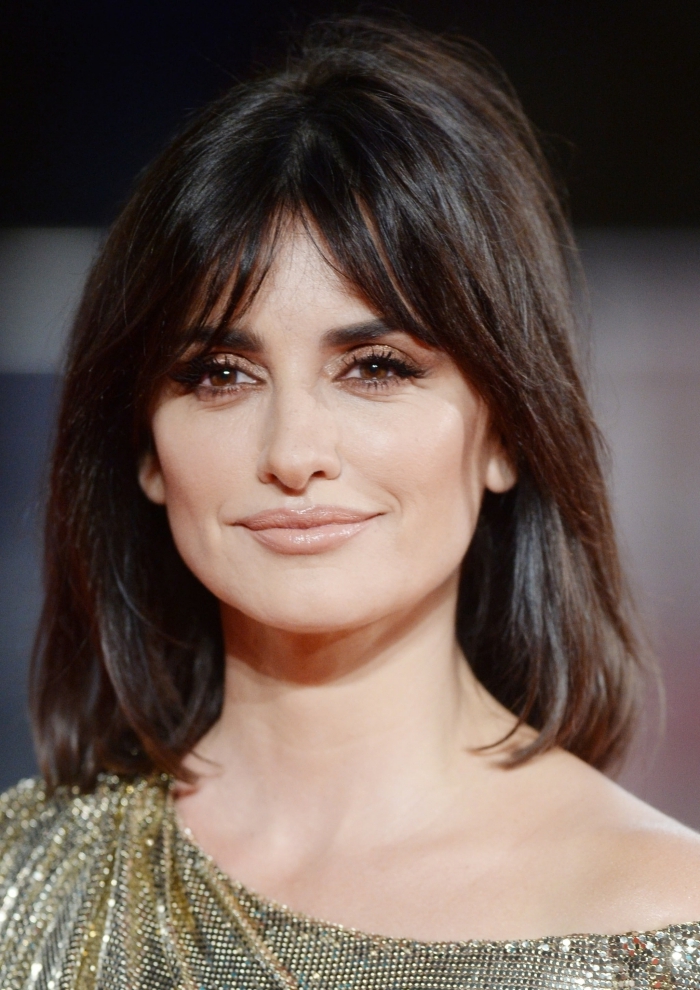 frange rideau carré maquillage yeux smoky rouge a levre nude robe épaule dénudée paillette dorée