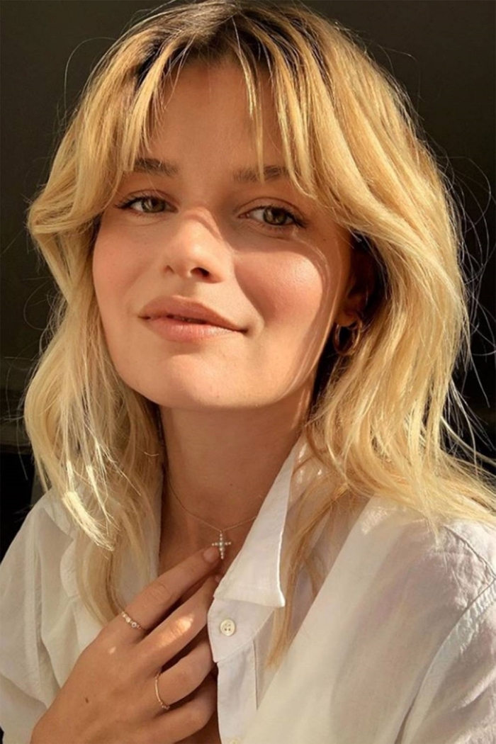 frange rideau longue coloration blonde racines foncés collier bague or maquillage nude cheveux en couches
