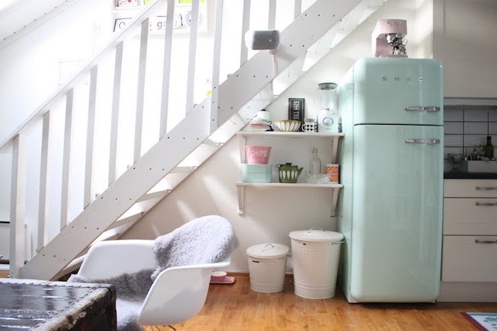 frigo vert pastel étagères blanches ouvertes cuisine blanche sous escalier desing scandinave