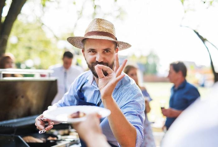 homme avec une moustache et barbe chemise aux carreaux blancs et bleus barbeque