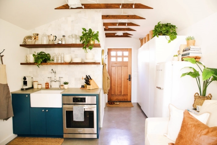 idée aménagement cuisine ouverte vers salon petite cuisine linéaire meubles bas bleu étagère bois