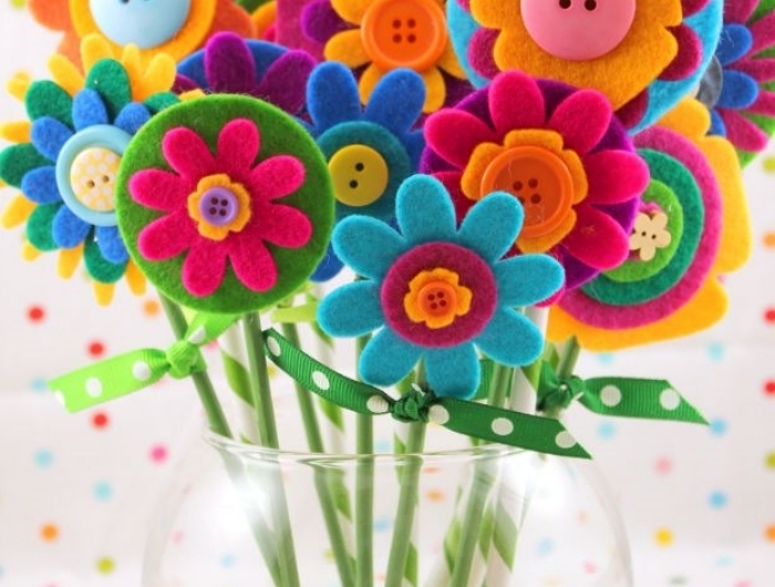 idées cadeaux fête des mères bouquet de fleurs diy comment faire fleur avec feutrine boutons