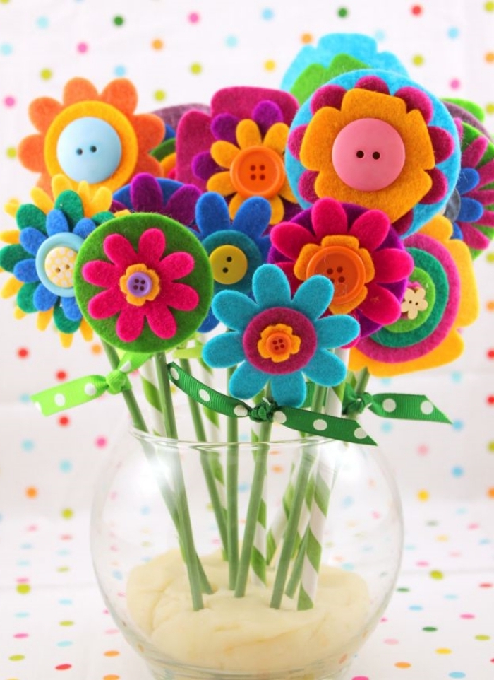 idées cadeaux fête des mères bouquet de fleurs diy comment faire fleur avec feutrine boutons