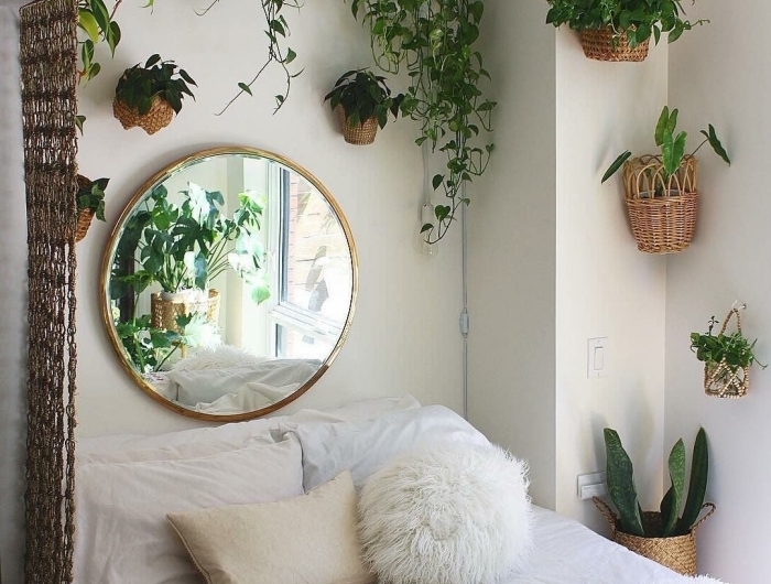 miroir rond cadre or coussin fausse fourrure blanche cache pot mural en fibre végétale rideaux macramé