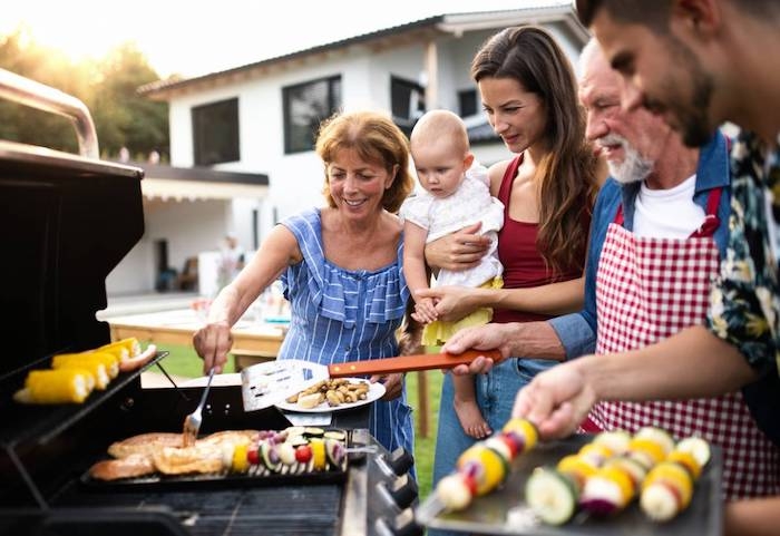 photo d une famille autour du barbeque comment faire le meilleur barbeque