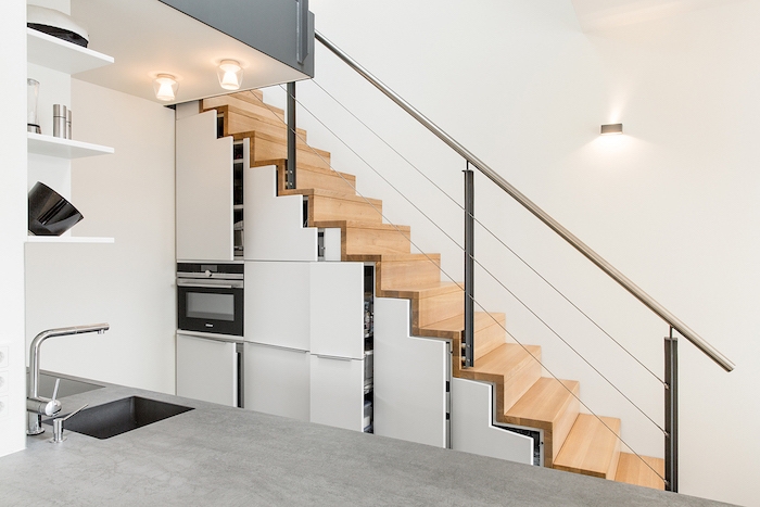 placards de cuisine sous escalier de bois et inox idee revetement cuisine effet beton design minimaliste