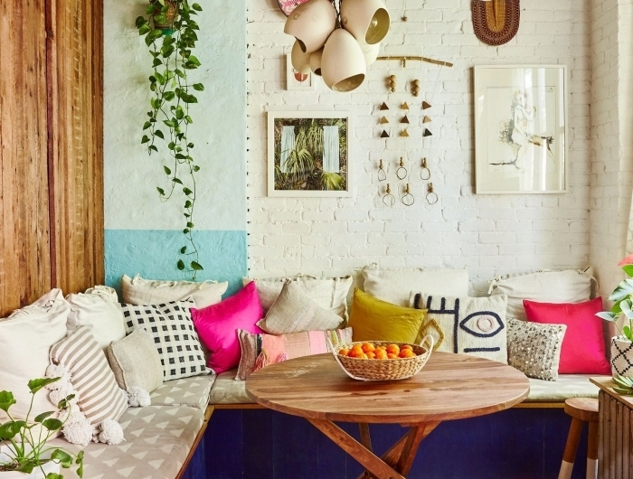 plafond bois foncé poutres deco boheme chic canapé d angle coussins décoratifs tabouret couleur