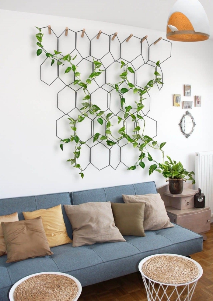 plante murale déco salon canapé bleu table café rotin et blanc support métal plantes grimpantes
