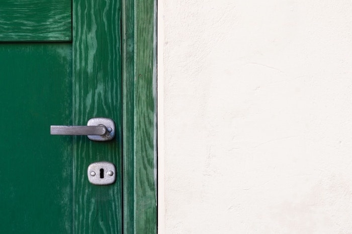 porte en bois couleur vert