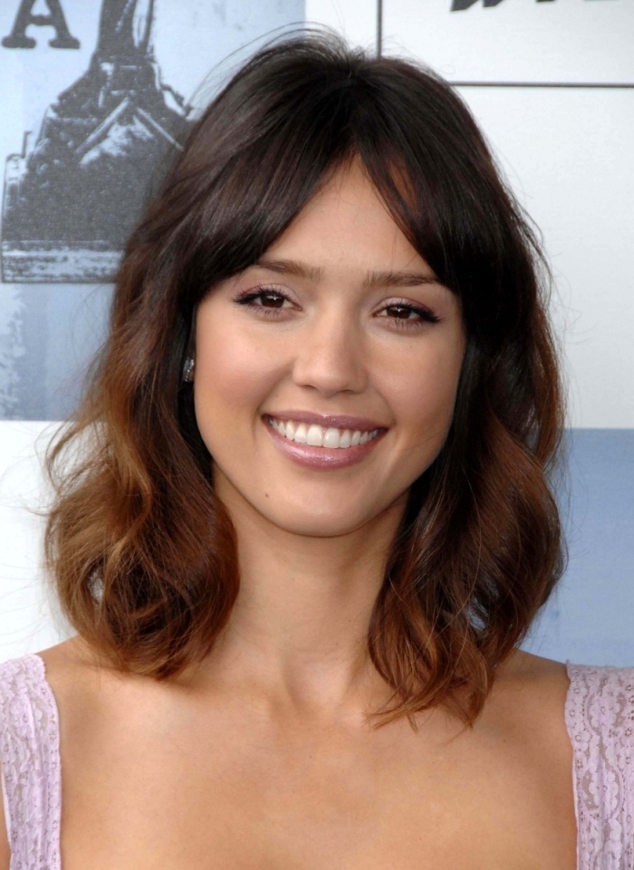 robe avec bretelle en dentelle rose pastel coiffure avec frange célébrité jessica alba coupe carré
