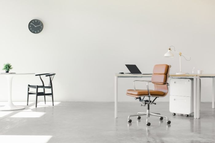 se débarrasser du mobilier superflu pour travailler en toute sécurité dans entreprise garde meuble bureau blanc fauteuil cuir marron