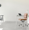 se débarrasser du mobilier superflu pour travailler en toute sécurité dans entreprise garde meuble bureau blanc fauteuil cuir marron