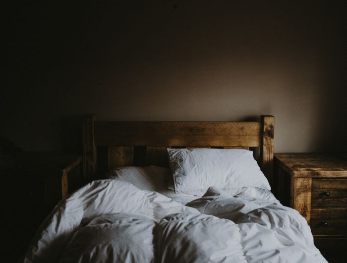 taille grammage garnissage facteurs pour choisir une couette confortable lit mobilier bois brut dans chambre à coucher naturelle