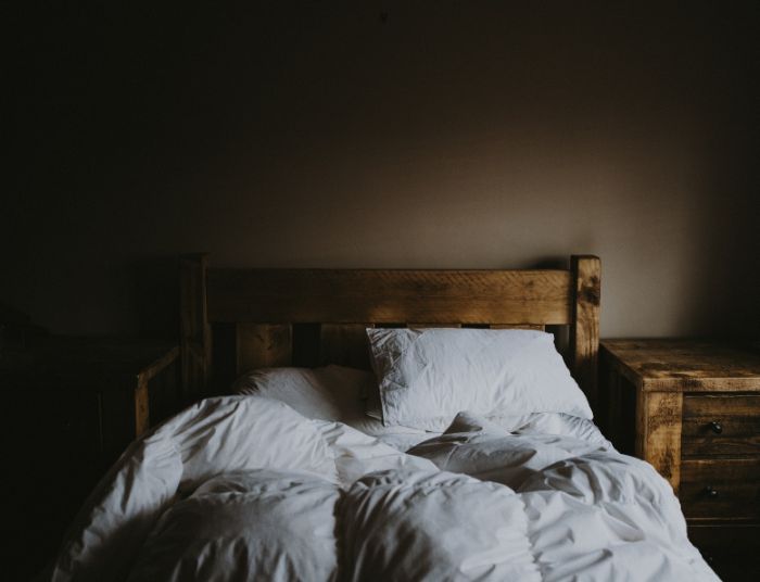 taille grammage garnissage facteurs pour choisir une couette confortable lit mobilier bois brut dans chambre à coucher naturelle