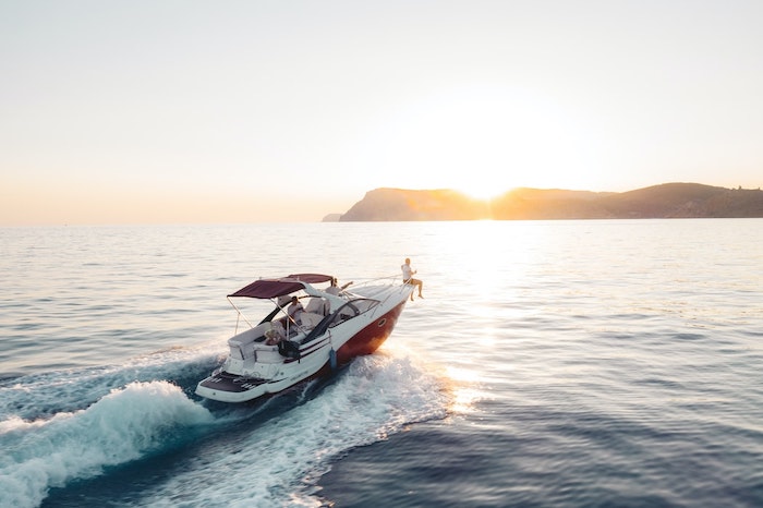 yacht couche de soleil belle vue voyage avec bateau a moteur
