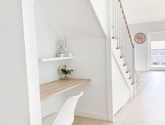 amenagement escalier bureau en bois murs peints en blanc chaise blanche style nordique