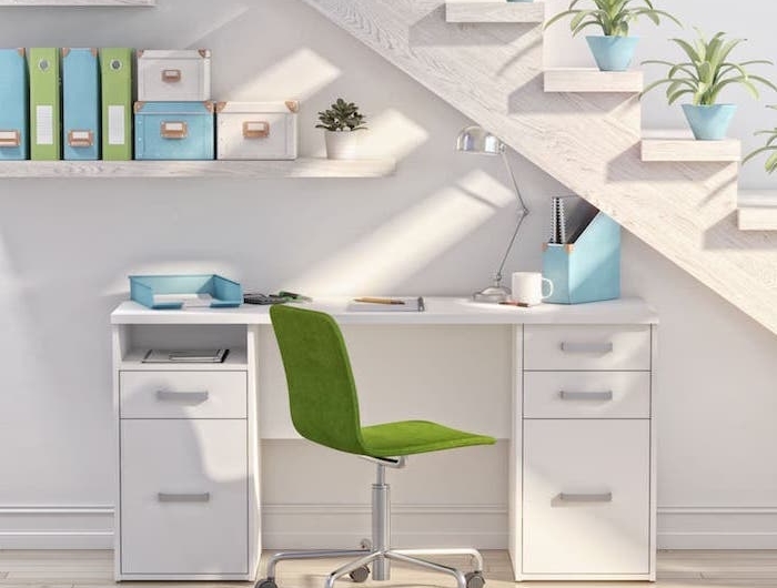 amenagement escalier en blanc bleu et vert pots de fleurs bleus chaise de bureau verte bureau blanc