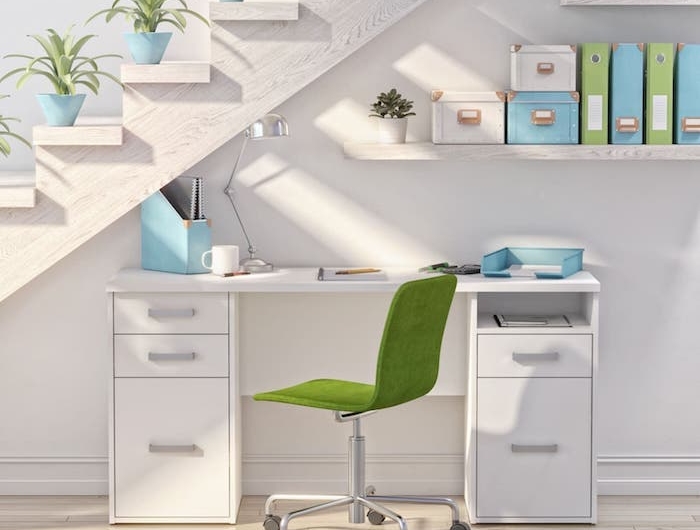 amenagement escalier en blanc bleu et vert pots de fleurs bleus chaise de bureau verte bureau blanc