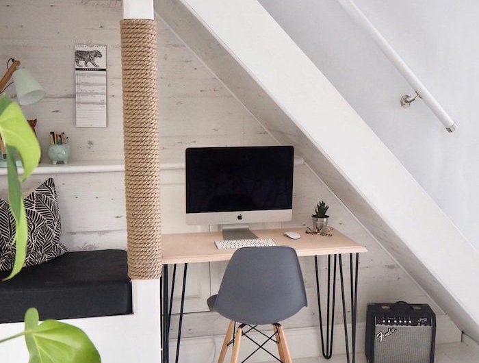 amenagement sous escalier blanc table en métal et bois chaise grise plante coussin en noir et blanc étagère