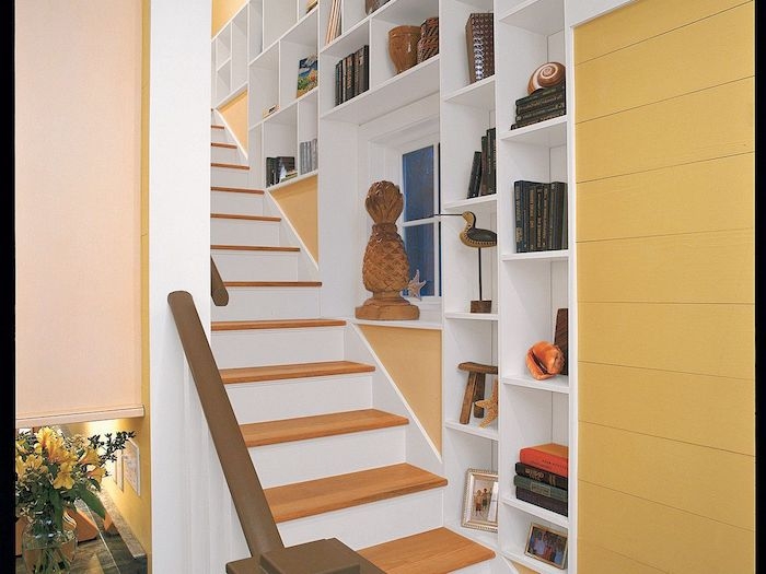 aménagement cage d escalier deco dans la bibliothèque encastrée marches en bois et blanc