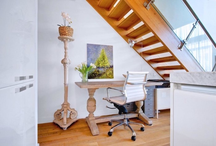 aménagement sous escalier ouvert en bois et blanc peinture et plante sur le bureau