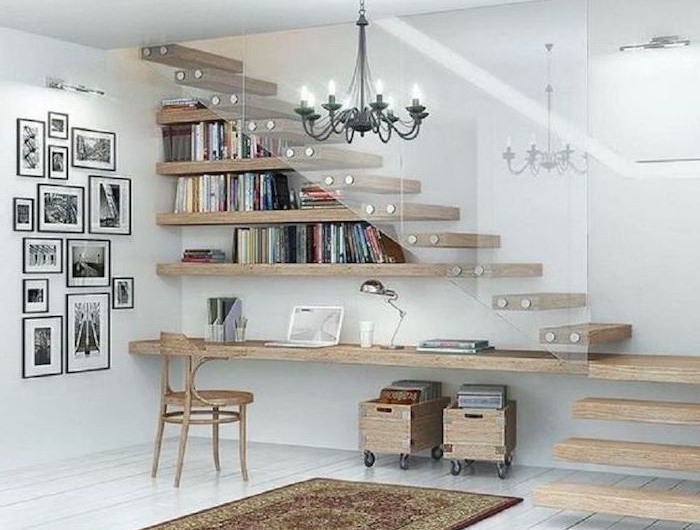 aménagement sous escalier ouvert en bois photos sur le mur blanc style moderne caisses en bois tapis lustre noir