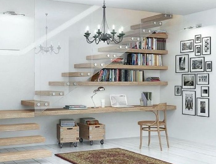 aménagement sous escalier ouvert en bois photos sur le mur blanc style moderne caisses en bois tapis lustre noir