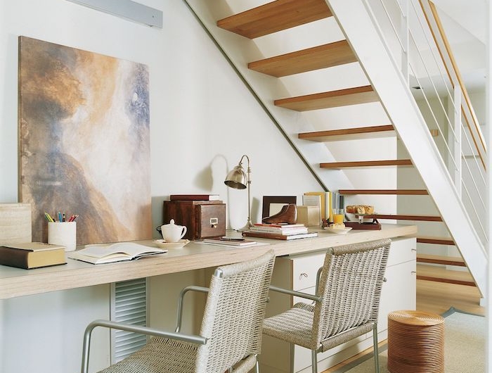 aménagement sous escalier sans contremarche couleurs terrestres peinture sur le mur bureau en bois chaises en rotin