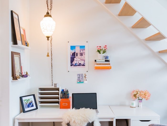 aménagement sous escalier sans contremarche en bois et blanc étagères avec des peintures bureau blanc et chaise grise