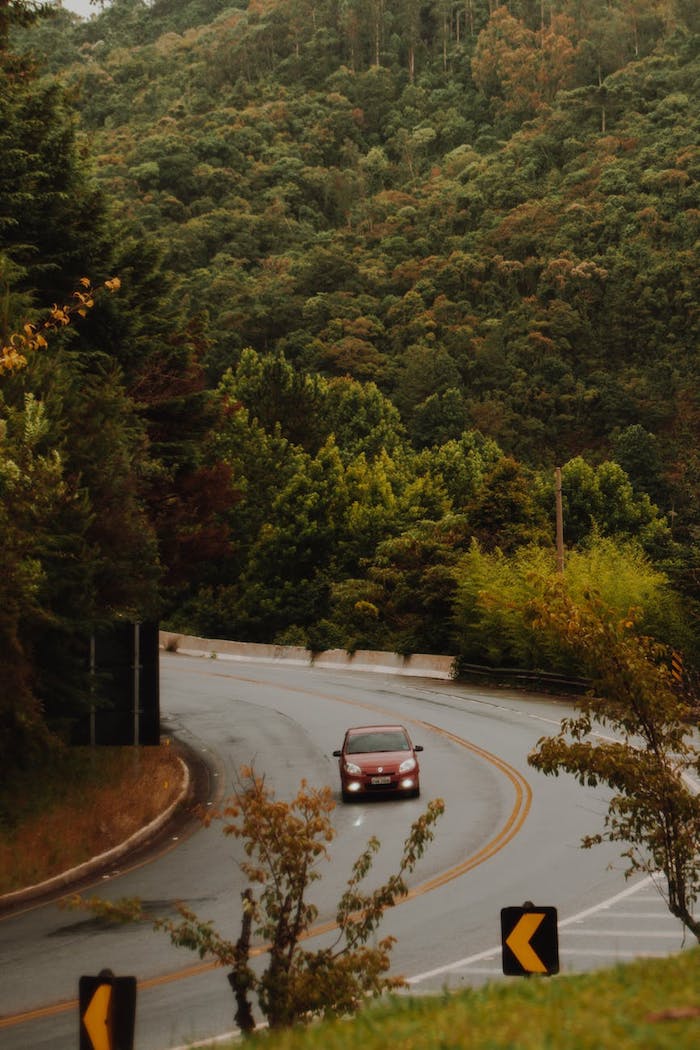 ampoule projecteur principal feu de croisement voiture sun une route e montagne en automne