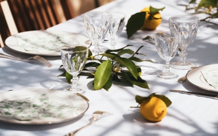 art de table décoration été assiette ronde blanche serviette blanche motifs plantes vaisselle