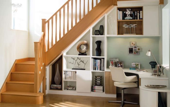 bibliothèque sous escalier en bois bureau et chaise blancs décoration photos sur le mur
