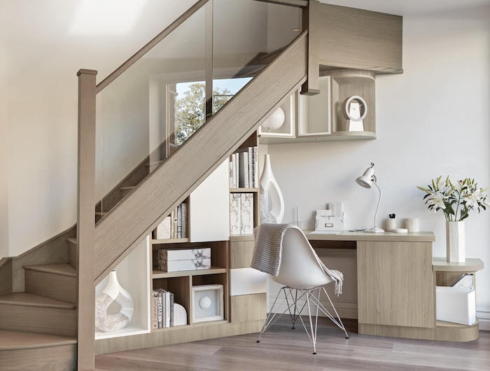 bibliothèque sous escalier en bois meubles de rangement chaise blanche déco stylée