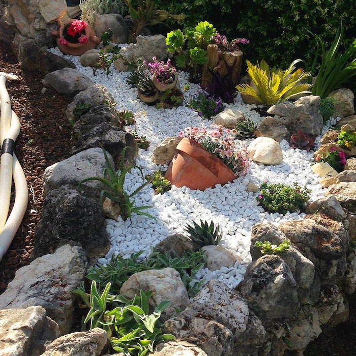bourdure jardin pierre jardin en gravier blanc et décoration de pots de fleurs