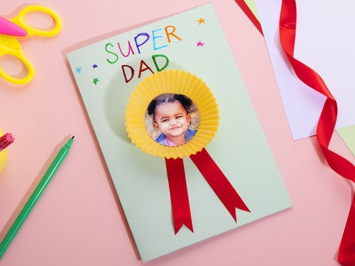 bricolage fete des peres idée médaille et caissette à muffins recyclée sur bout de papier avec photo enfant