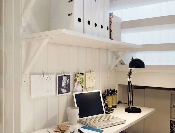 bureau sous escalier sans contremarche en blanc coussins bleus étagères et fichiers sur les murs