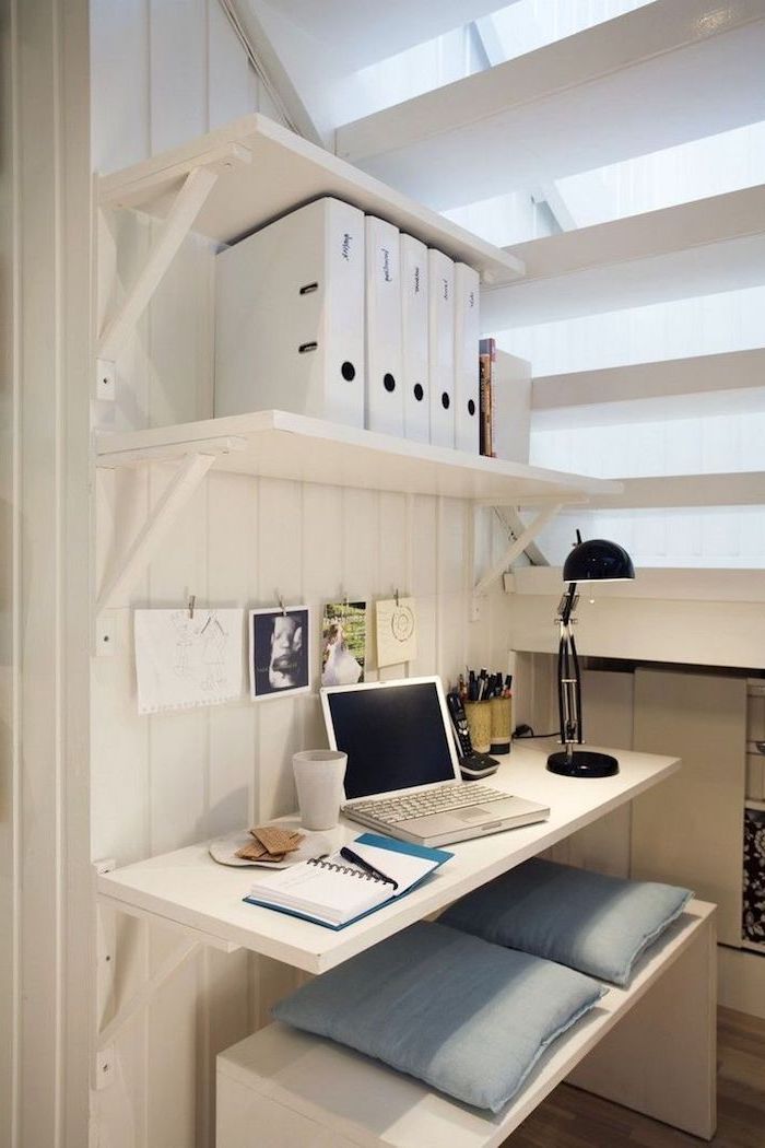 bureau sous escalier sans contremarche en blanc coussins bleus étagères et fichiers sur les murs