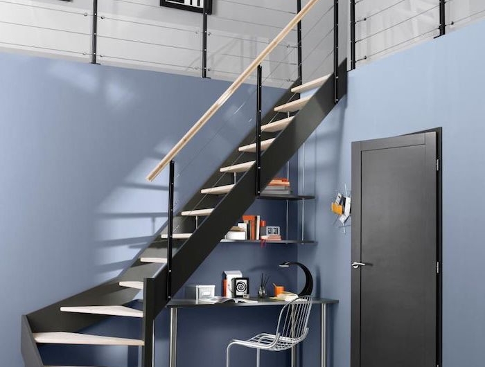 bureau sous escalier sans contremarche étagères et table murs en bleu escalier noir avec garde corps en bois