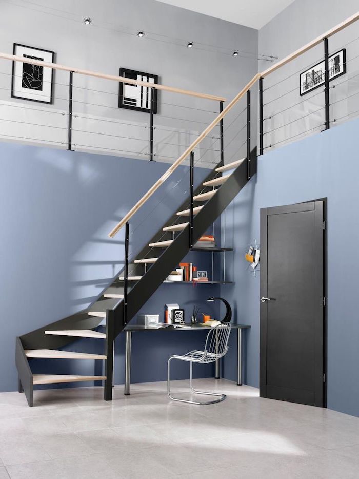 bureau sous escalier sans contremarche étagères et table murs en bleu escalier noir avec garde corps en bois