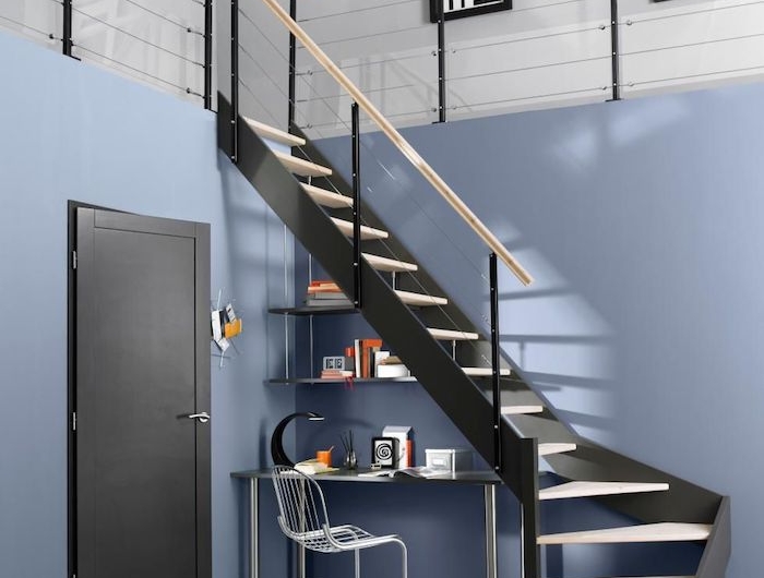 bureau sous escalier sans contremarche étagères et table murs en bleu escalier noir avec garde corps en bois