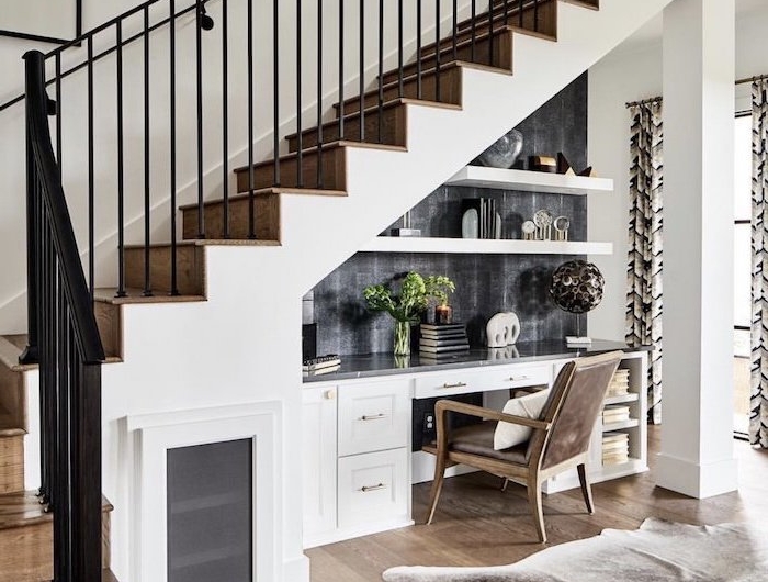 bureau sous escalier stylé en blanc escalier en bois et garde corps noir étagères en blanc tapis chaise en bois et cuir