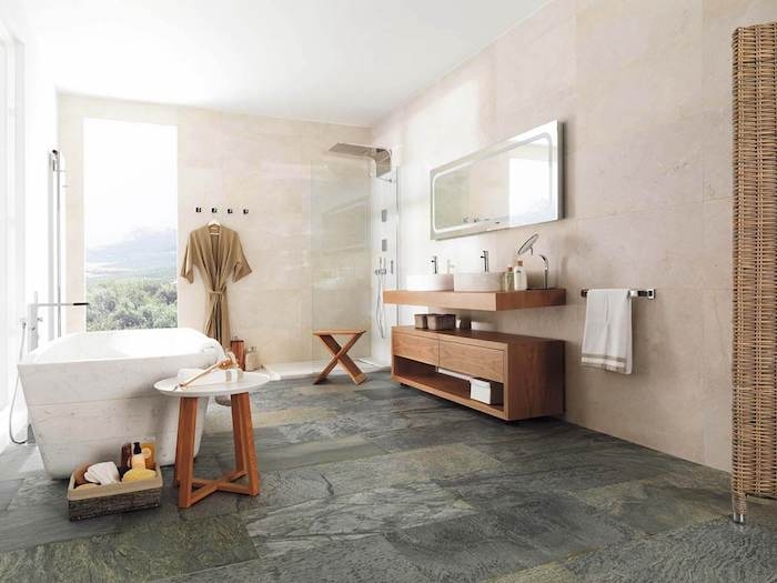carrelage salle de bain pierre en beige et gris foncé accents en bois baignoire