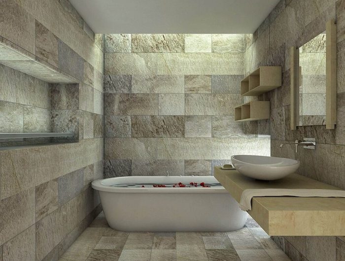 carrelage travertin salle de bain en beige et gris accents en bois clair baignoire